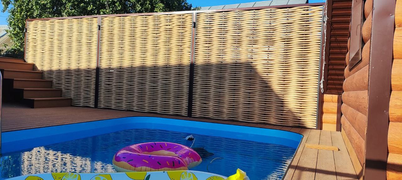 Забор из полимерной лозы, ступени из ДПК и террасная доска вокруг